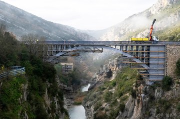 50.000 kg. de andamio BRIO para la reparación del puente sobre el Río Esera