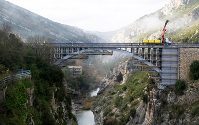 50.000 kg. de andamio BRIO para la reparación del puente sobre el Río Esera