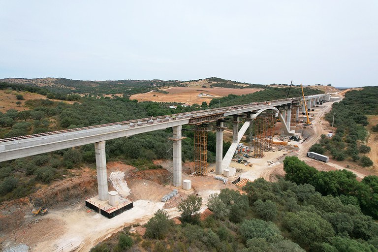 Viaducto de 800 metros de longitud, apoyado en 19 pilares y un arco